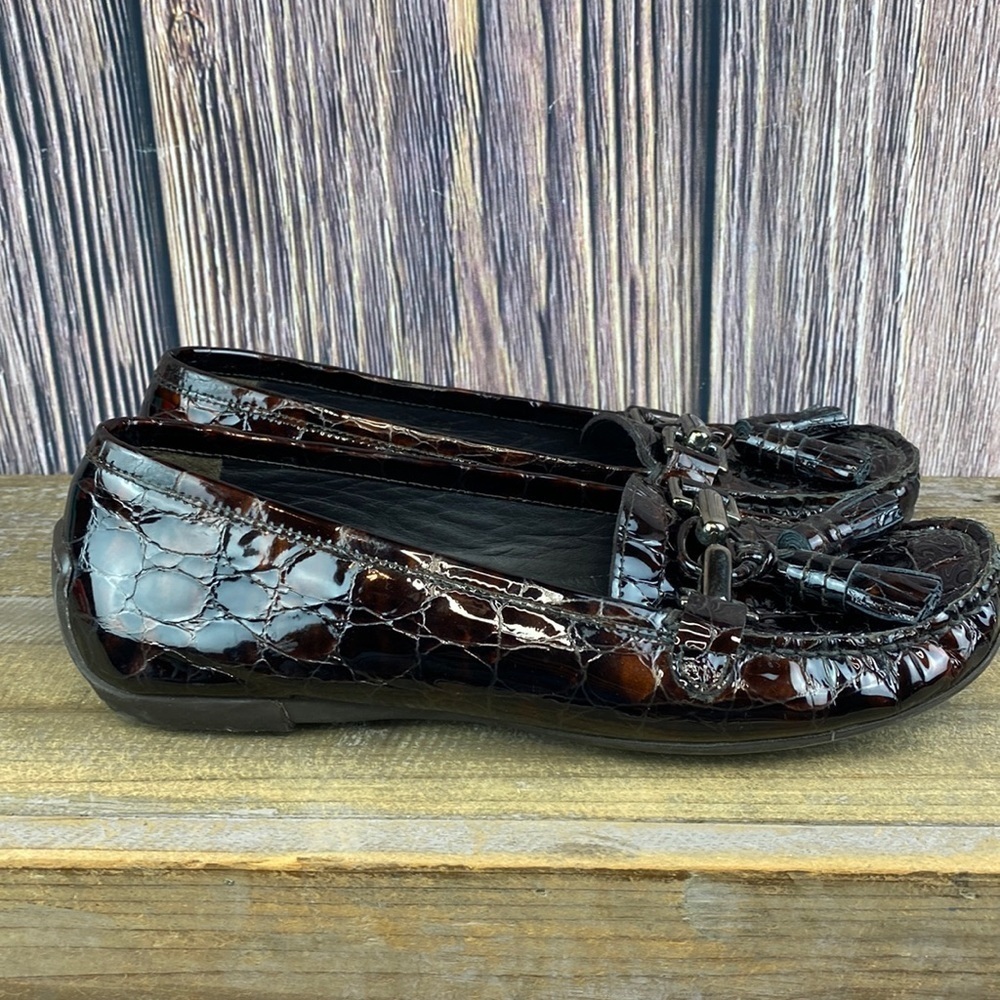 Womanβs Stuart Weitzman Brown Crackle Pattern Patent Leather Loafers- Size 6